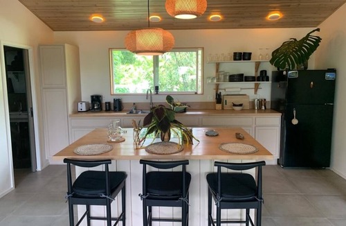Kehena Apartment | Seaside House, a Peaceful 2 Bedroom Retreat in walking distance to Kehena Beach