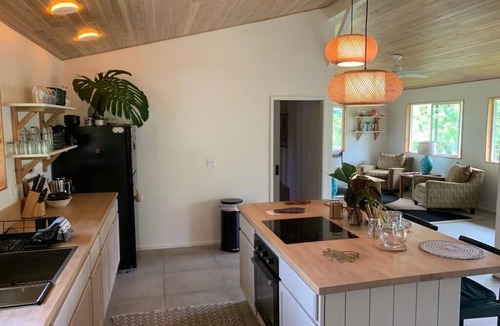 Kehena Apartment | Seaside House, a Peaceful 2 Bedroom Retreat in walking distance to Kehena Beach