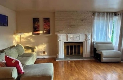 Mid-Beacon Hill Apartment | Seattle- SeaTac Airport By Light Rail Link Station