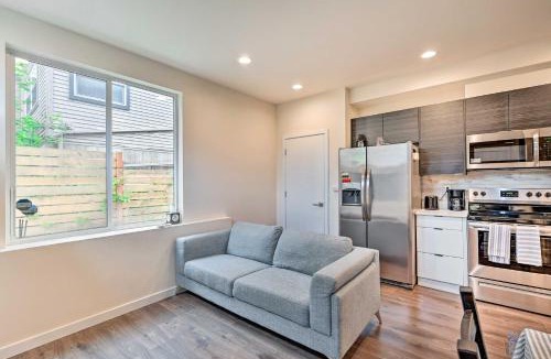 Licton Springs House | Seattle Townhome Rooftop Deck Less Than 7 Mi to Dtwn