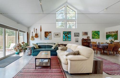 Ellsworth House | Secluded 2 BR Cottage w/Private W/D, WiFi & Patio