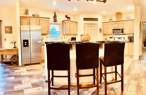 Florissant House | Secluded 4-bedroom Mountain Cabin, Hot Tub, Big Kitchen, Air Conditioning,