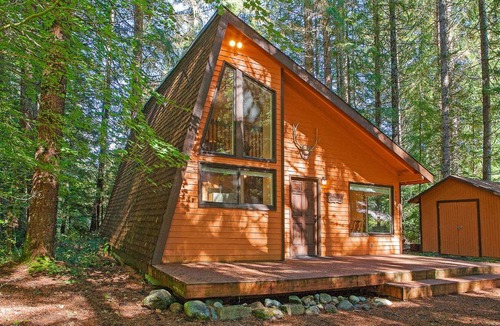 Enumclaw House | Secluded Greenwater Cabin with Loft Near Rainier