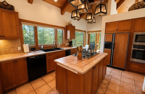 Purgatory House | Secluded Lodge with Lake Views