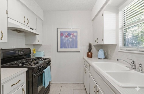Zilker House | Secret Garden Cowboy Pool Home ❤️ Walk to Barton, Zilker Pool, Eatery, Downtown