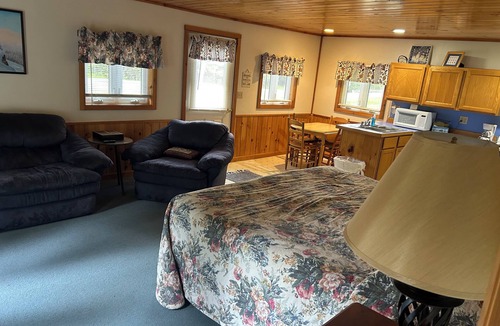 Somerset County Cottage | Serene 1-bedroom cottage with Full Kitchen, TV, WIFI and AC in The Forks