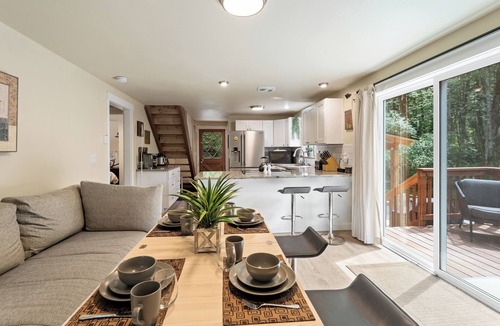 Paradise Estates Cabin | Serene Creekside Cabin 10 Min from entrance to Mt. Rainier! SLEEPS 8