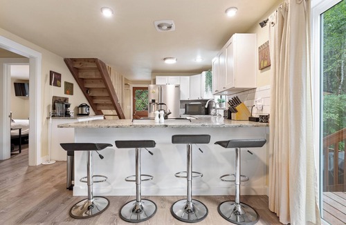 Paradise Estates Cabin | Serene Creekside Cabin 10 Min from entrance to Mt. Rainier! SLEEPS 8