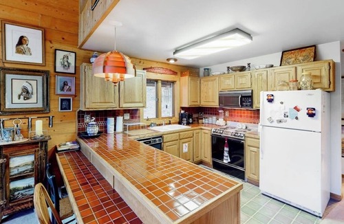 Almont Cabin | Serene mountainside cabin, with washer/dryer - near skiing