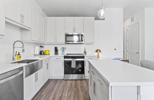 Highland Apartment | Serene West Downtown Studio w Washer Dryer