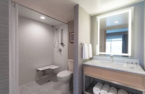 Crosswoods Hotel | Sheraton Suites Columbus Worthington