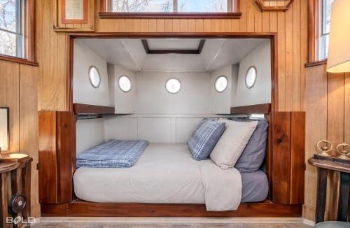 Uncertain House | Shipwreck with upper deck, Dock Access, Kayaks