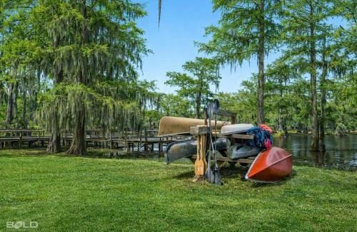 Uncertain House | Shipwreck with upper deck, Dock Access, Kayaks