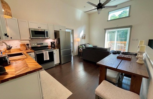 Fleetwood House | Silo Rose - Modern Cabin, Creekside, Foosball, Games, Firepit, 3 Suites, Dog Friendly