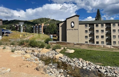 Steamboat Springs Hotel | Single Queen | Queen at Gravity Haus Steamboat