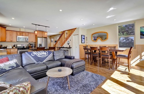 Girdwood House | Ski Chalet with hot tub, sauna & fire pit, walking distance to brewery and food!