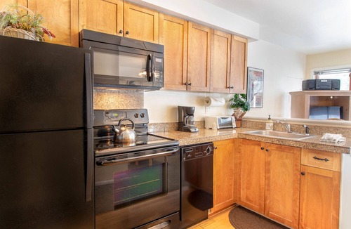 Four O'Clock Condo | Ski-In. 3 Blocks To Town. Hot Tub. Private Deck.