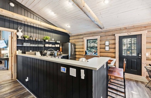 Blue River Cabin | SkiHytte🎿 Scandinavian Cabin 🪵 Forest Views 🌲 Pets OK 🐶 $0 Cleaning Fee