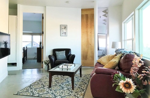 Downtown Anchorage House | Skyline 202: Aurora Borealis 2-Bedroom Suite