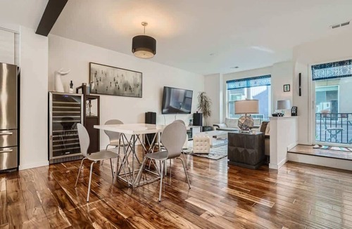 Lincoln Park House | Skyline Serenity: 3 BDR with Rooftop Patio