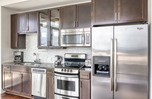 Waller Creek District Apartment | Sleek Downtown Austin 1BR w/Gym, Pool & W/D, nr Rainey St, by Blueground