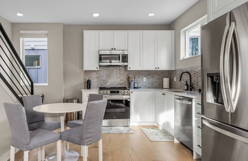 Squire Park House | Sleek & Modern Townhome in Prime location