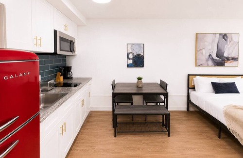 St. Johns Apartment | Sleepover | Alluring Studio + Gym - Austin TX