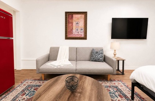 St. Johns Apartment | Sleepover | Inviting Studio + Gym - Austin TX