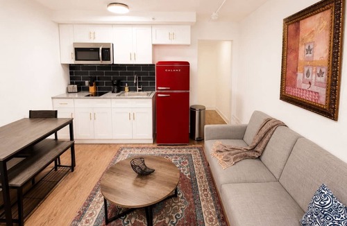St. Johns Apartment | Sleepover | Inviting Studio + Gym - Austin TX