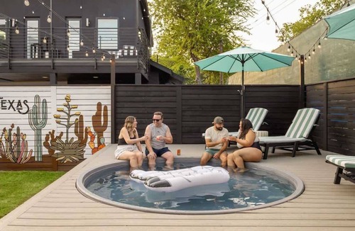 South Lamar House | Sleeps 12, Pool, Games, Fun, Mins from Downtown