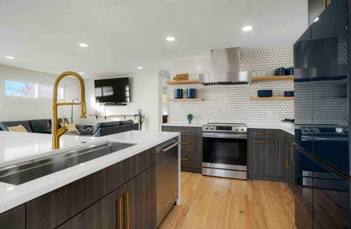 Aurora House | Sleeps 16 - 15 min/Downtown, 10 min/Medical Center