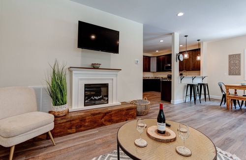 Black Mountain Cottage | SLEEPS 20/HOT TUB/ARCADE GAME/FOOSBALL/CORNHOLE