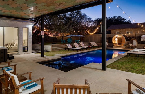 Highland Park West House | Sleeps 22+ - 15min ATX & Lake - Theater, Arcade, Sauna, Pool