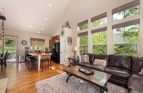 Granby Ski Chalet | Slope Side Lodge: Cozy Ski-In Ski-Out Lodge + Private Hot Tub at GR