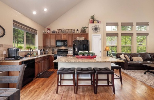 Granby Ski Chalet | Slope Side Lodge: Cozy Ski-In Ski-Out Lodge + Private Hot Tub at GR
