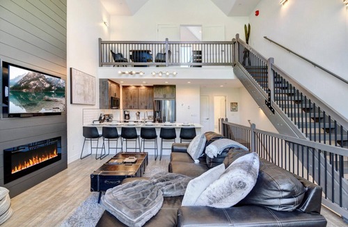 Old Town House | Slopeside Villa 125 I Private Hot Tub I Ski Views I Arcade I Bunk Room I Discounted Attractions