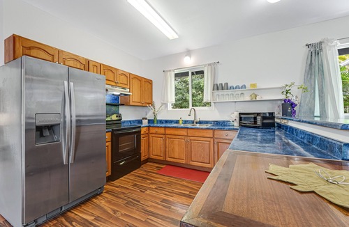 Keaau House | Snowbird-friendly home near the beach with patio, grill, outdoor dining area