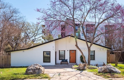 Sweetbriar House | SoCo Affordable Modern Retreat ❤️ Local Art | RainShower | Near South Congress