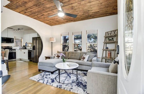 Bouldin House | SoCo - Creekside Bungalow - Portoro