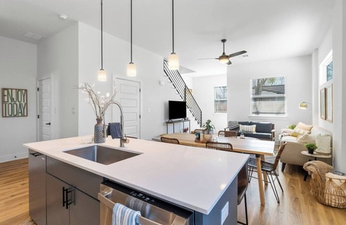 Montopolis House | Sol House . Sweet for Groups . 3 min to Airport