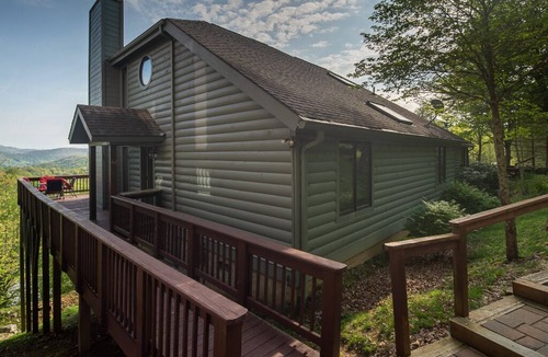 Sugar Mountain Ski Chalet | "Solitude Above All" spacious, cozy chalet w/mountain views NEW LISTING DISCOUNT