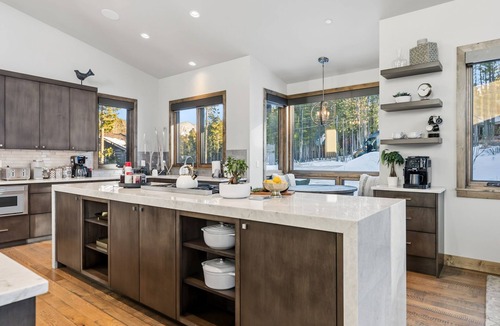 Peak 8 Ski Chalet | ✨ Soltierra 🏔️ Breck Peak 8 🎿 Ski-In 💦 10-Person Spa 🛏️ 13 Beds