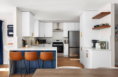 West Oak Hill House | Sophisticated 5BR w/Spa, Fire Pit & Parking