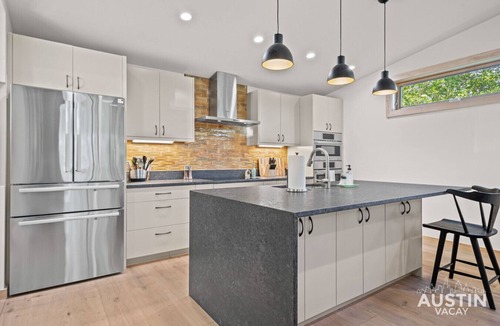 Galindo Apartment | South Austin King Suite w/Screened Porch & Miele Espresso, Near SoCo & Zilker