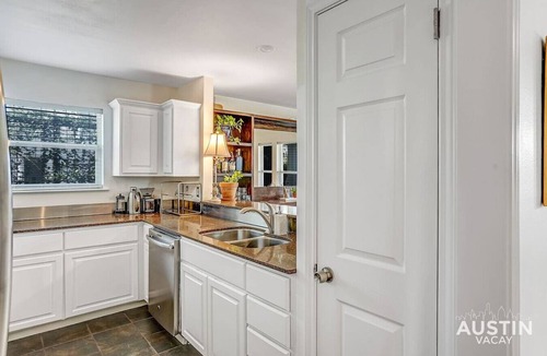Bouldin Apartment | South Congress Living w/Gorgeous Porch & Backyard