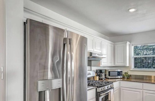 Bouldin Apartment | South Congress Living w/Gorgeous Porch & Backyard