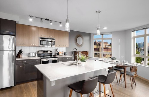 Broadway Apartment | Space Needle & Water View Suite + Rooftop BBQ & Firepit + Parking