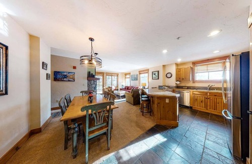 Christie Heights Condo | Spacious 2BR Thunder ski-in condo w/hot tubs & pools - walk to town & gondola!