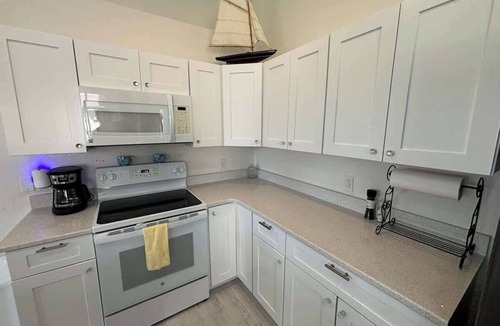Long Meadow House | Spacious 3-Bed Oasis with Granite Finishes & Pool