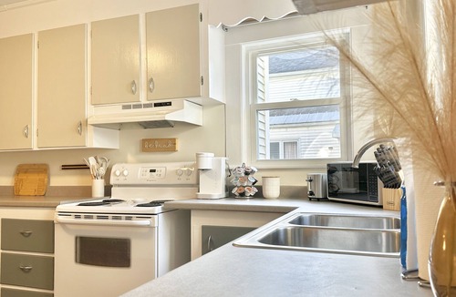 Concord Apartment | Spacious 3 Bedroom 2 Bath First Floor Apt Close to Downtown Concord